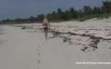 Девка на пляже подрочила свой елдак